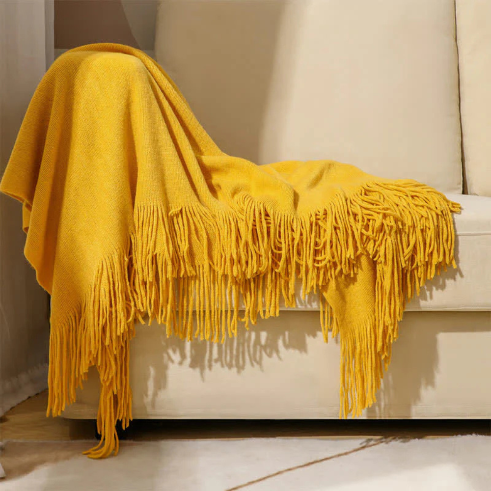 Grob gestrickte Decke mit Quasten