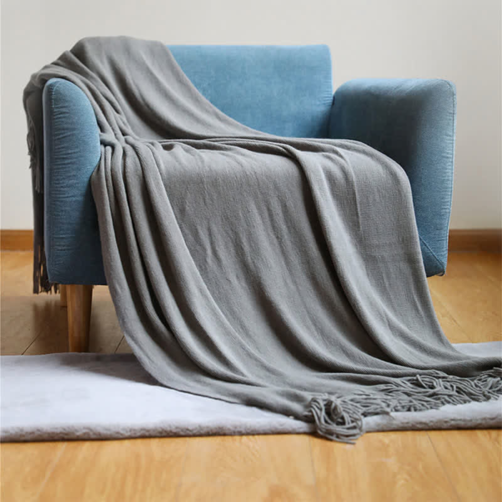 Grob gestrickte Decke mit Quasten