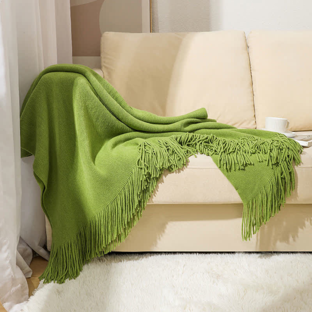 Grob gestrickte Decke mit Quasten