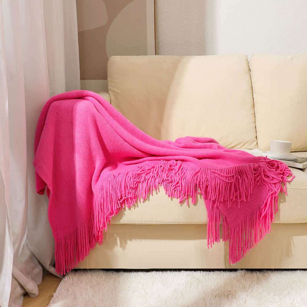 Grob gestrickte Decke mit Quasten