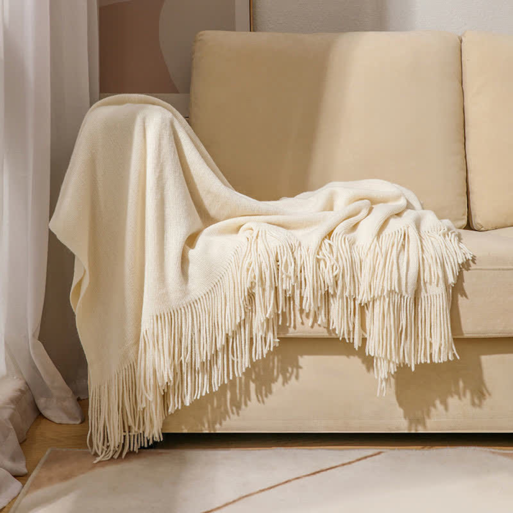 Grob gestrickte Decke mit Quasten