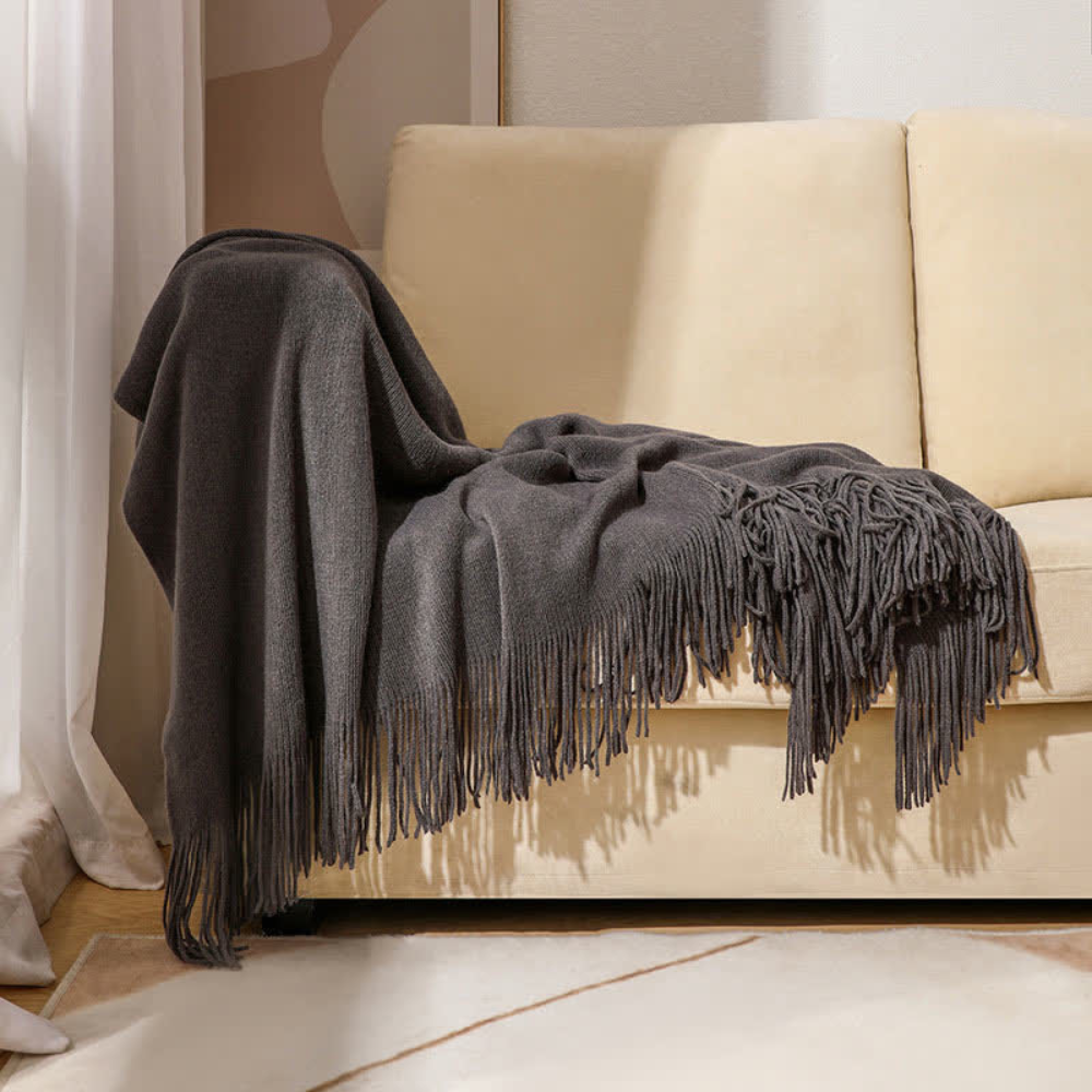 Grob gestrickte Decke mit Quasten