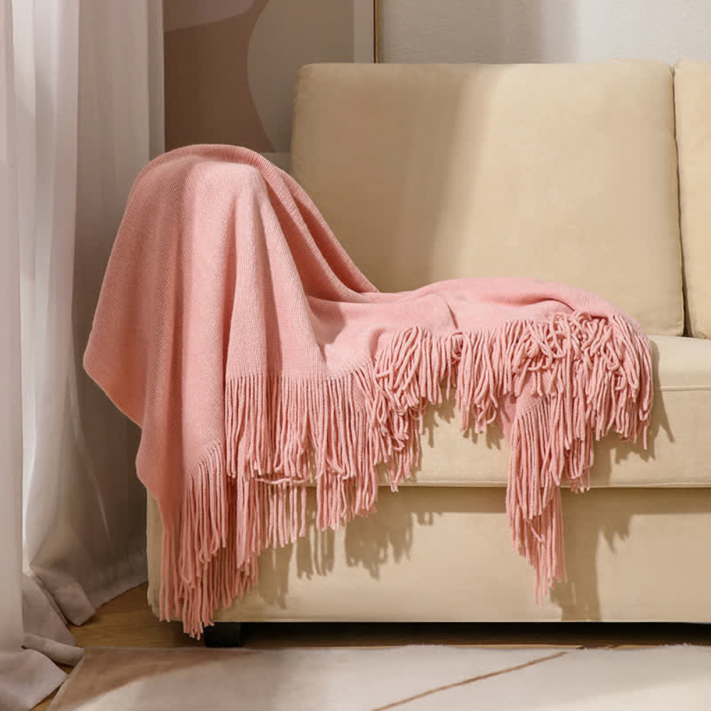 Grob gestrickte Decke mit Quasten
