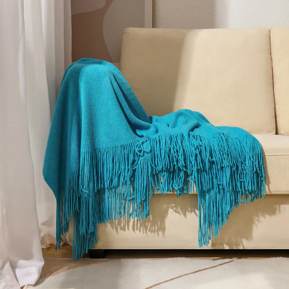 Grob gestrickte Decke mit Quasten
