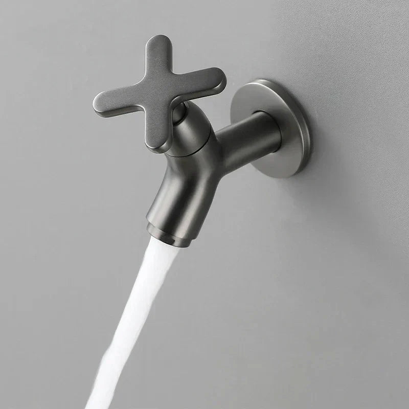 Wandwasserhahn aus massivem Messing – nur Kaltwasser
